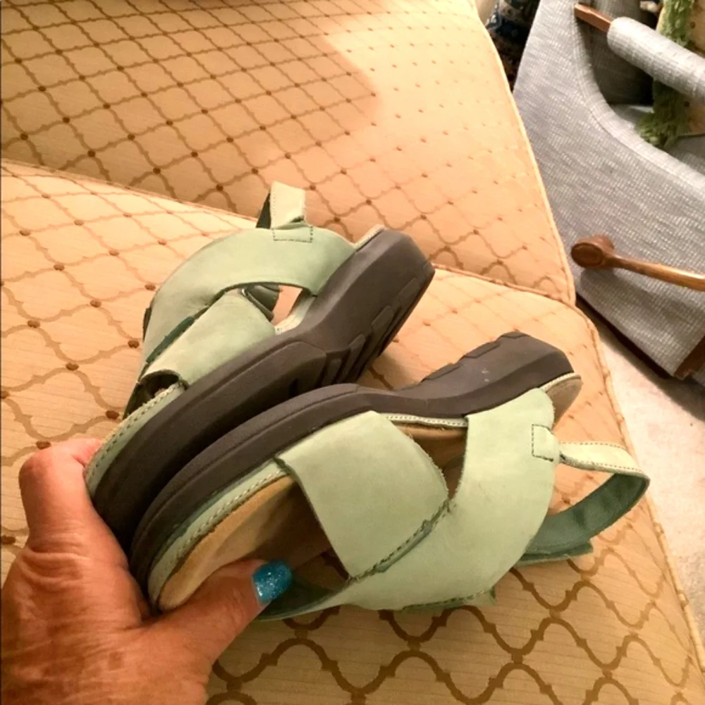 Rockpoint sandals leather green flat comfortable size 7 crisscross